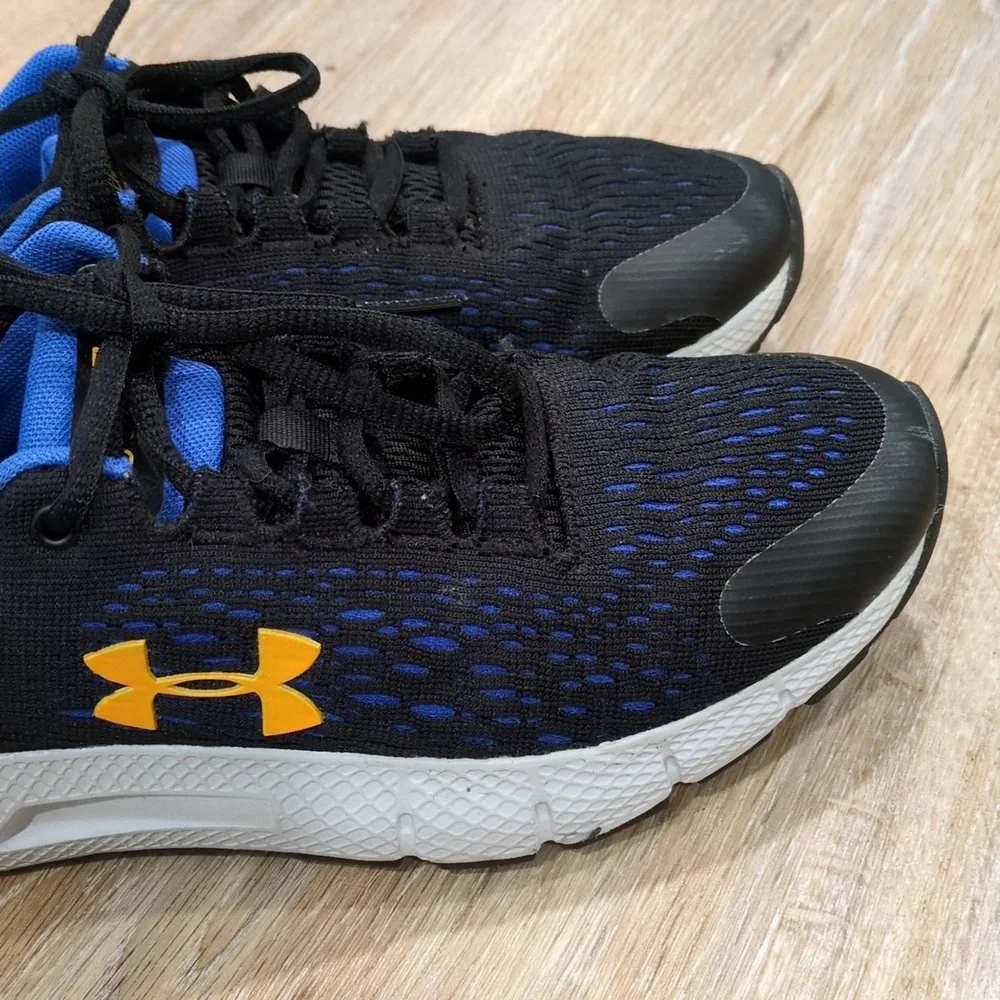 Under Armour Charged Rogue Black and Blue Athletic Shoes Youth 5Y